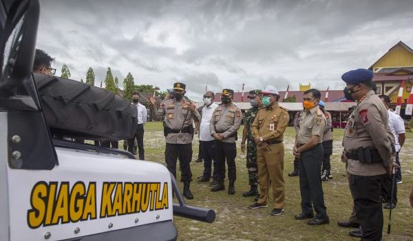 CEK SARPRAS: Kapolda Kalteng Irjen Pol Nanang Avianto mengecek kesiapan personel, sarana, dan prasarana saat apel di Mako Ditsamapta, Selasa (18/1). (FOTO: AGUS PRAMONO/KALTENG POS)