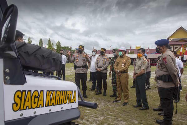 CEK SARPRAS: Kapolda Kalteng Irjen Pol Nanang Avianto mengecek kesiapan personel, sarana, dan prasarana saat apel di Mako Ditsamapta, Selasa (18/1). (FOTO: AGUS PRAMONO/KALTENG POS)