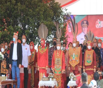 PEMBUKAAN : Gubernur Kalimantan Tengah H Sugianto Sabran dan Wakil Gubernur H Edi Pratiwi bersama istri dan tamu undangan saat menghadiri pembukaan karnaval dan Festival Budaya Isen Mulang (FBIM) di Bundaran Besar, Rabu (17/5).