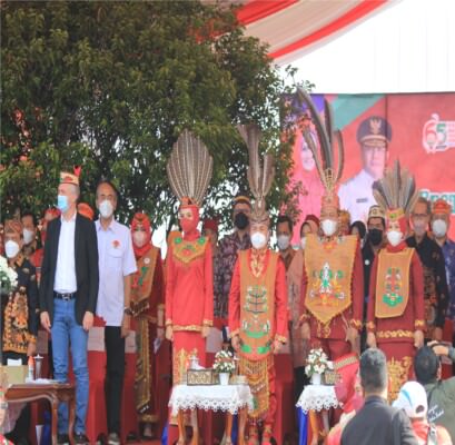 PEMBUKAAN : Gubernur Kalimantan Tengah H Sugianto Sabran dan Wakil Gubernur H Edi Pratiwi bersama istri dan tamu undangan saat menghadiri pembukaan karnaval dan Festival Budaya Isen Mulang (FBIM) di Bundaran Besar, Rabu (17/5).