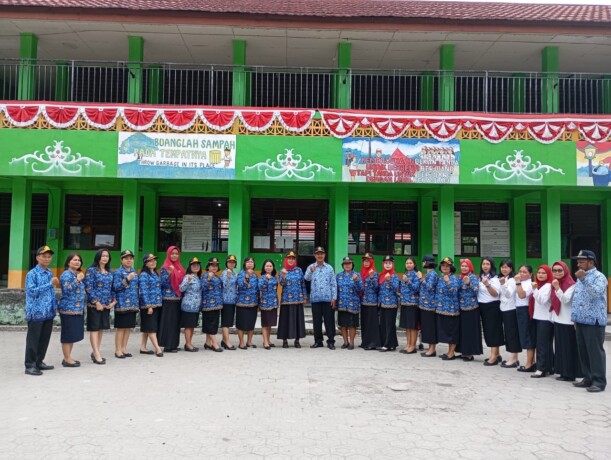 Kepala SDN 11 Langkai Neneng Nurwati bersama para guru di sekolah yang dipimpinnya.