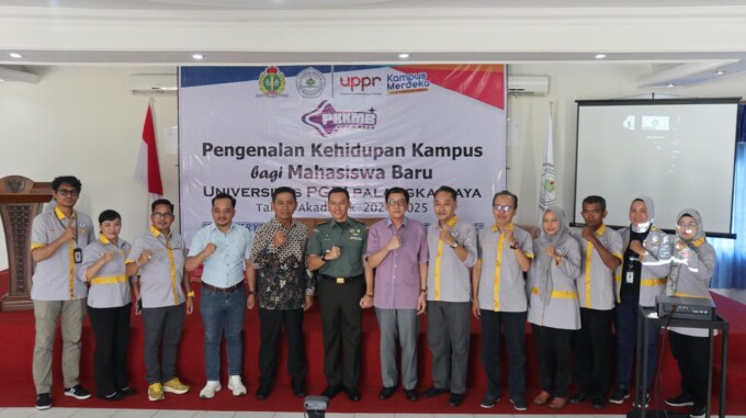 ketua Panitia PKKMB Yosandi Tangkasiang bersama dosen, pengurus Universitas PGRI Palangka Raya dan narasumber pengisi materi pada PKKMB Universitas PGRI Sabtu, (21/9)