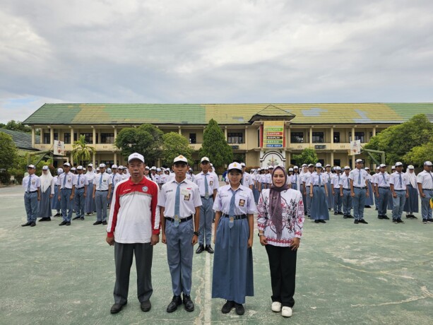 Kepala SMAN 1 P.Raya Arbusin bersama peserta KKP didampingi Koordinator Sarpras Disdik Kalteng Pancar Purnamasari di halaman sekolah SMAN 1