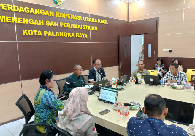 RAPAT: Pj Wali Kota Palangka Raya, Akhmad Husain yang diwakili Plt Asisten Perekonomian dan Pembangunan Sekretaris Daerah Kota Palangka Raya, Luis Eveli memimpin rapat persiapan pasar Ramadan di aula DPKUKMP, Kamis (23/1).