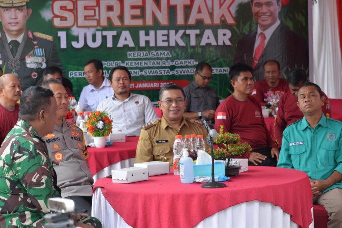 HADIR : Penjabat Bupati Lamandau Said Salim bersama forkopimda mengikuti rapat secara virtual penanaman jagung serentak satu juta hektare di Mapolres Lamandau, belum lama ini.