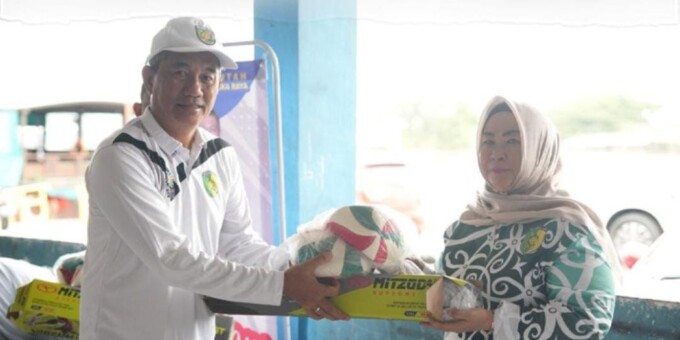 MEMBERIKAN: Pj Sekda Kota Palangka Raya, Arbert Tombak menyerahkan bantuan secara simbolis berupa alat olahraga kepada Kadisparbudpora Kota Palangka Raya, di Pelabuhan Rambang, belum lama ini.