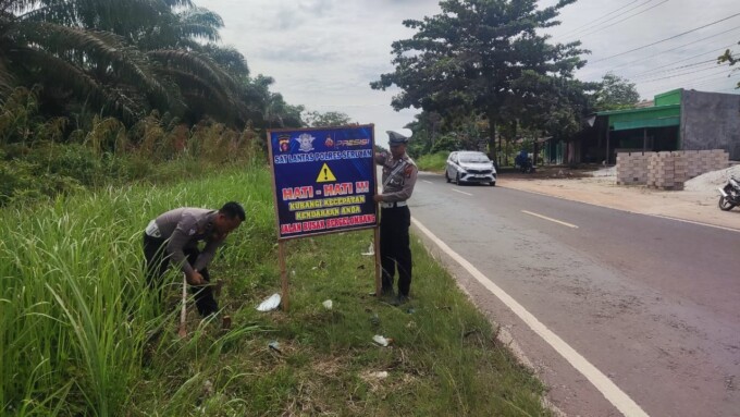 IMBAUAN: Personel Satlantas Polres Seruyan memasang spanduk imbauan di beberapa titik rawan laka lantas dan pelanggaran di wilayah Kabupaten Seruyan, Senin (3/2/2025).