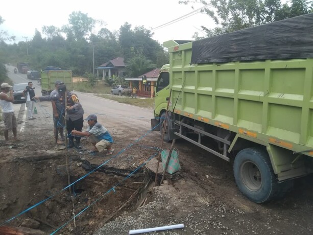 Personel dari Polsek Banama Tingang bersama warga memasang rambu peringatan di lokasi lalu lintas Palangka Raya - Kuala Kurun, di Desa Pangi.