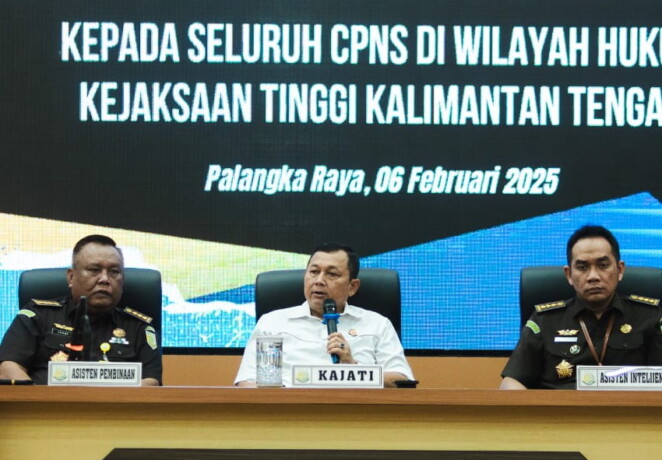 PENGARAHAN: Kajati Kalteng Dr Undang Mugopal SH MHum memberikan pengarahan kepada CPNS Kejaksaan se-Kalteng di Aula Kejati, Kamis (6/2).