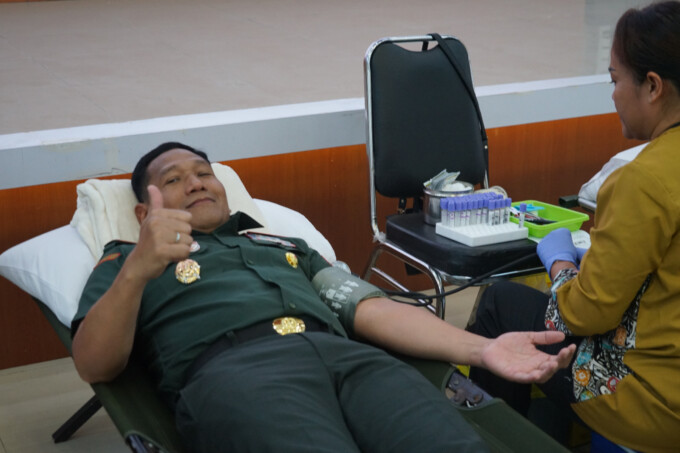 DONOR DARAH : Danrem 102/Pjg Brigjen TNI Wimoko bersama Ketua Persit KCK Koorcab Rem 102 PD XII Tanjungpura Ny Elok Wimoko ikut donor darah dalam rangka HUT ke-79 Persit tahun 2025 di Aula Berkah Korem 102/Pjg, Kamis (6/2).