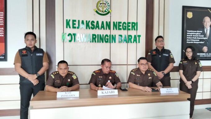 USUT TIPIKOR: Kajari Kobar Jhony A Zebua menggelar jumpa pers usai melaksanakan penggeledahan di Kantor Dinas Perikanan dan Ketahanan Pangan, Senin (10/2).