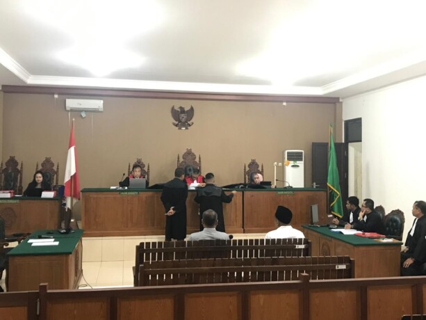 JALANI SIDANG: Terdakwa MA saat menjalani sidang perkara korupsi di Pengadilan Tipikor Palangka Raya.