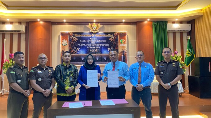 PENANDATANGANAN: Kepala Kejaksaan Negeri Sukamara, Muhammad Irwan, bersama Direktur PT BPR Artha Sukma saat melakukan penandatanganan MoU, di Aula Kantor Kejaksaan Negeri Sukamara, Selasa (18/2).