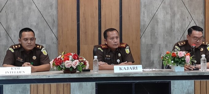 UNGKAP TIPIKOR: Kajari Kobar Jhony A Zebua ketika melakukan pres rilis didampingi Kasi Pidsus Yushar dan Kasi Intel Pandu Nugrahanto di kantornya, Selasa (18/2).