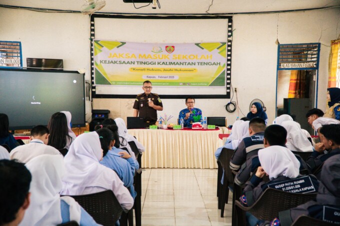 JAKSA MASUK SEKOLAH: Kasipenkum Kejati Kalteng Dodik Mahendra SH MH memberikan materi pada kegiatan JMS di SMAN Negeri 1 Kapuas, Senin (17/2).