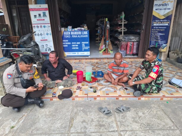 SOSIALISASI : Babinsa Koramil 1015-10 Telaga Pulang Kopda Nur Hidayat sosialisasi rekruitmen prajurit TNI AD dengan langsung datang ke rumah warga di Desa Ulak Batu, Kacamatan Danau Sembuluh, Kabupaten Seruyan, Minggu (2/2).