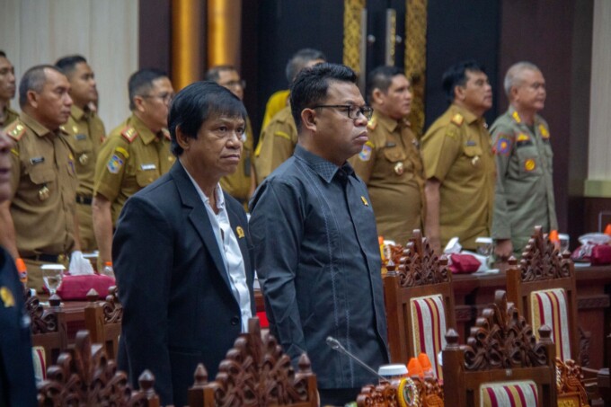 RAPAT PARIPURNA : Anggota DPRD Provinsi Kalimantan Tengah Agie (kiri) saat menghadiri rapat paripurna di DPRD Kalteng, beberapa waktu lalu.