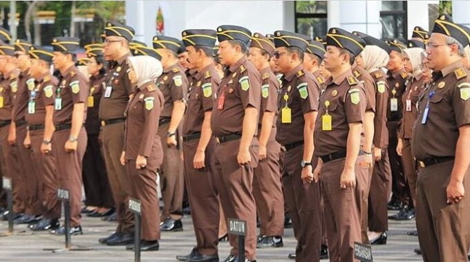 APEL RUTIN: Aspidsus Kejati Kalteng Wahyudi Eko Husoso SH MH memimpin apel kerja di Halaman Kejati Kalteng, kemarin (24/2).