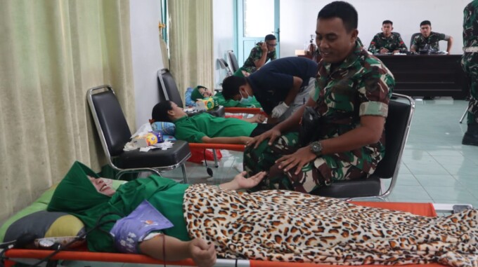 DONOR DARAH : Dalam rangka menyambut HUT ke-79 Persit tahun 2025, Kodim 1017/Lmd menggelar bakti sosial donor darah di Aula Makodim 1017 Lamandau, Kamis (6/2).