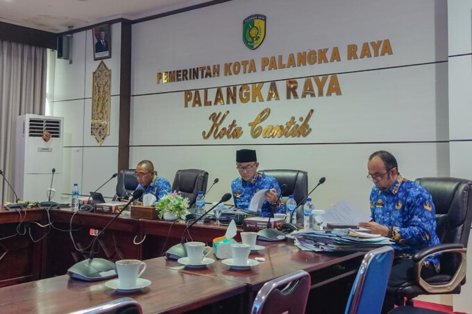 RAPAT: Pj Wali Kota Palangka Raya, Akhmad Husain melalui Pj Sekda Kota Palangka Raya, Arbert Tombak mengikuti rapat inflasi di ruang rapat Peteng Keruhei I Kantor Wali Kota Palangka Raya, Senin (17/2).