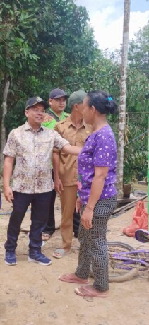 TINJAU BANJIR: Wakil Ketua II DPRD Kabupaten Kapuas, Berinto berbincang dengan masyarakat terdampak bencana banjir di Kapuas Tengah Kabupaten Kapuas.