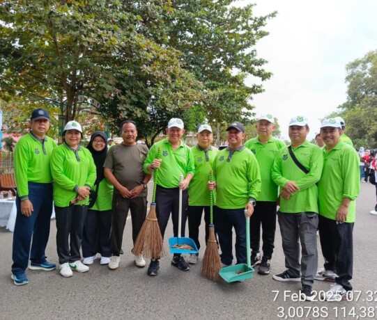 SINERGI: Wakil Ketua I DPRD Kapuas, Yohanes foto bersama Sekda Kapuas Septedy dan Kepala SOPD Kapuas saat ikuti Jumat Bersih dan Hijau dalam memperingati Hari Peduli Sampah Nasional Tahun 2025, Jumat (7/2).