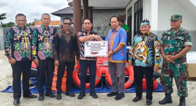 BANTUAN: Ketua DPRD Kabupaten Kapuas, Ardiansah hadiri menyerahkan bantuan secara simbolis kepada masyarakat terdampak banjir, Kamis (6/2).