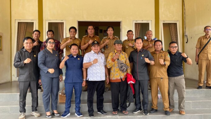 FOTO BERSAMA: Ketua DPRD Kabupaten Kapuas, Ardiansah, wakil ketua II, Berinto dan Anggota DPRD Kabupaten Kapuas Daerah Pemilihan Kapuas III, Septi Purnama Sari, H Didi Hartoyo, Syarkawi H Sibu, dan Kusmanto foto bersama.