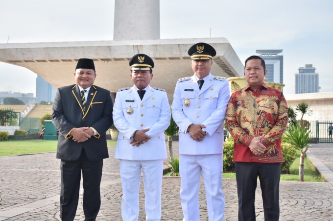 PEMIMPIN BARU: Ketua DPRD Kabupaten Kapuas, Ardiansah dan wakil ketua I, Yohanes foto bersama Bupati Kapuas, HM Wiyatno dan Wakil Bupati Kapuas, Dodo saat pelantikan di Jakarta, kemarin.