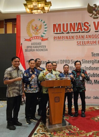 MUNAS: Ketua DPRD Kabupaten Kapuas, Ardiansah bersama wakil ketua II, Berinto dan Anggota DPRD Kapuas Algrin Gasan, Syarkawi H Sibu, Kismanto serta sekwan, Pery Noah dalam kegiatan Musyawarah Nasional VI ADKASI, Rabu (26/2).