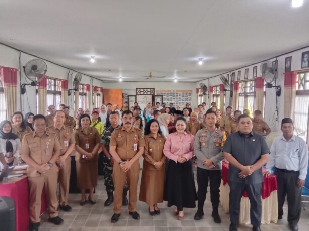 MUSRENBANG: Anggota DPRD Kabupaten Kapuas, Sera Sintanola dan H Abdullah foto bersama Kepala SKPD Kapuas usai Musrenbang Kecamatan Pulau Petak, Selasa (4/2).