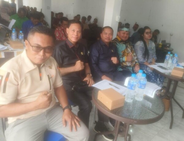 HADIRI: Anggota DPRD Kabupaten Kapuas, H Didi Hartoyo bersama Ketua DPRD Kabupaten Kapuas Ardiansah dan Wakil Ketua II DPRD Kabupaten Kapuas Berinto, juga Anggota DPRD Kapuas Daerah Pemilihan (Dapil) III Syarkawi H Sibu, dan Septi Purnama Sari setelah Musrenbang Kecamatan Timpah, Selasa (4/2).