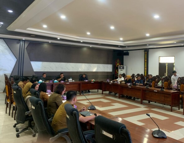 RAPAT: Ketua DPRD Kabupaten Kapuas, Ardiansah didampingi wakil ketua I, Yohanes dan wakil ketua II, Berinto bersama anggota DPRD Kapuas dalam rapat Badan Musyawarah ( Banmus), Senin (24/2).