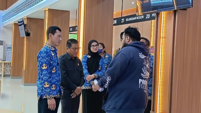 SAMBANGI: Ketua DPRD Kota Palangka Raya, Subandi sedang berbincang dengan masyarakat ketika meninjau MPP Huma Betang Palangka Raya, Senin (17/2).