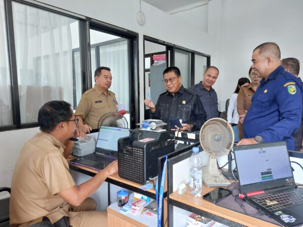 TINJAU: Ketua DPRD Kota Palangka Raya, Subandi bersama Jajaran Komisi I menyambangi Kantor Disdukcapil Kota Palangka Raya, Selasa (18/2).