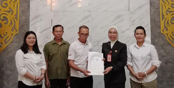 KERJA SAMA : Kepala Dinas Kesehatan Lamandau Rosmawati menandatangani kerja sama penggunaan rumah warga untuk keperluan rumah tunggu kelahiran gratis bagi ibu hamil, belum lama ini.