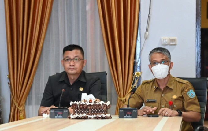 RAPAT KOORDINASI : Sekretaris Daerah Lamandau M Irwansyah bersama Wakil Ketua DPRD Lamandau saat mengikuti rapat koordinasi bersama Kemendagri, belum lama ini.