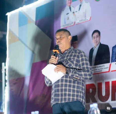 SAMBUTAN : Asisten II Setda Kotim Alang Arianto saat membuka forum bisnis yang mempertemukan berbagai pelaku usaha di Kotim Jumat malam (7/2).