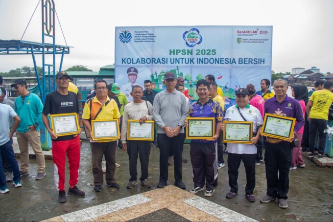 MENGHADIRI: Pj Wali Kota Palangka Raya, Akhmad Husain menghadiri HPSN 2025 tingkat Kota Palangka Raya, di Dermaga Pelabuhan Rambang, Selasa (18/2).