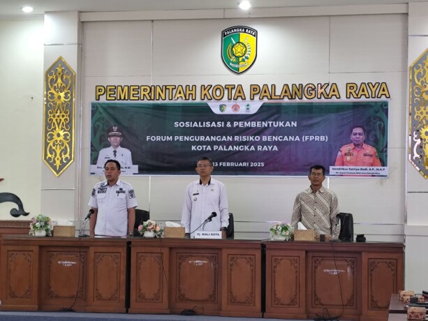 MENGHADIRI: Pj Wali Kota Palangka Raya, Akhmad Husain saat menghadiri sosialisasi dan pembentukan FPRB Kota Palangka Raya di Ruang Rapat Peteng Keruhei II, Rabu (12/2).