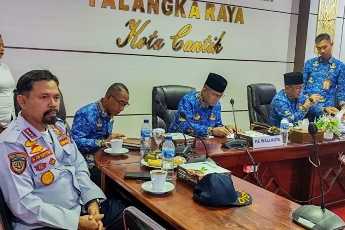 RAPAT: Pj Wali Kota Palangka Raya, Akhmad Husain bersama Pj Sekda Kota Palangka Raya, Arbert Tombak mengikuti rapat inflasi di ruang rapat Peteng Keruhei I Kantor Wali Kota Palangka Raya, Senin (17/2).