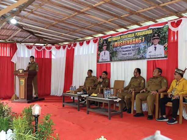 : Pj Wali Kota Palangka Raya, Akhmad Husain menghadiri Musrenbang tingkat Kecamatan, yang berlangsung di Kecamatan Sabangau tepatnya di Kebun Buah Slamet, Jalan Pasir Panjang, Selasa (4/2).