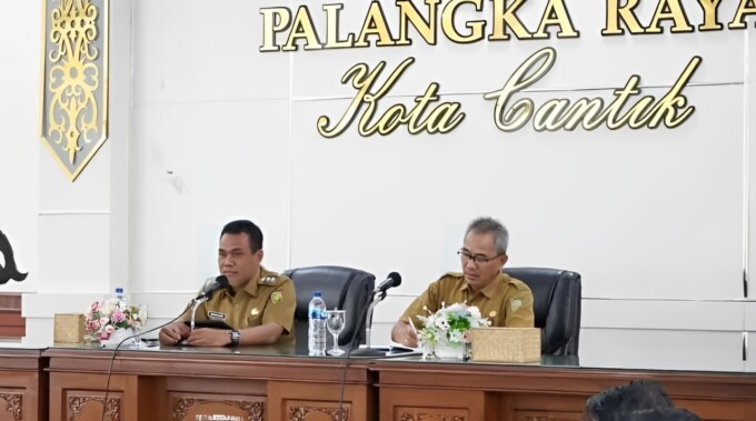 MEMIMPIN: Wakil Wali Kota Palangka Raya, Achmad Zaini (kiri) didampingi Pj Sekda Kota Palangka Rata, Arbert Tombak (kanan) saat memandu rapat dengan seluruh perangkat daerah Pemko Palangka Raya, di Peteng Karuhei II, Kantor Wali Kota Palangka Raya, belum lama ini.