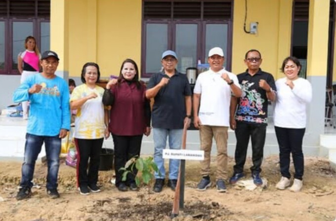 TANAM POHON : Pj Bupati Lamandau Said Salim menghadiri penanaman bersama bibit pohon dan buah di lingkungan SKB, Komplek Perkantoran Bukit Hibul Utara, Kabupaten Lamandau, belum lama ini.