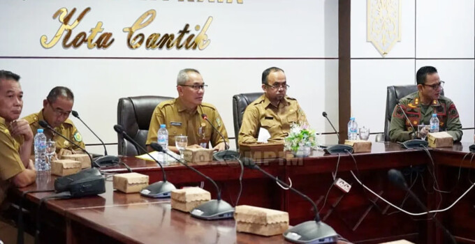 RAPAT: Pj Wali Kota Palangka Raya, Akhmad Husain yang diwakili Pj Sekda Palangka Raya, Arbert Tombak memimpin rapat penataan pedagang di Jalan Yos Sudarso, terutama di depan TVRI dan sekitar, di ruang Peteng Karuhei I, Selasa (11/2)