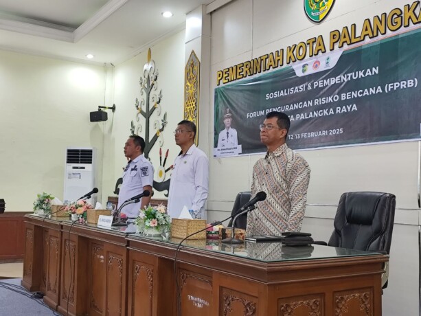 MENGHADIRI: Pj Wali Kota Palangka Raya, Akhmad Husain saat menghadiri sosialisasi dan pembentukan FPRB Kota Palangka Raya di Ruang Rapat Peteng Keruhei II, pekan lalu.