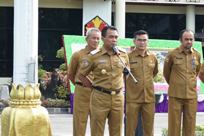 APEL: Wakil Wali Kota Palangka Raya, Achmad Zaini memimpin apel pagi di lingkungan Sekretariat Daerah Kota Palangka Raya, di halaman Kantor Wali Kota Palangka Raya, Senin (24/2)