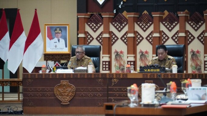 MENYELARASKAN: Plt Sekda Kalteng, Dr HM Katma F Dirun saat mengikuti rakor bersama pejabat eselon II di lingkungan Pemprov Kalteng bertempat di aula Jayang Tingang, Kantor Gubernur, Senin (24/2).