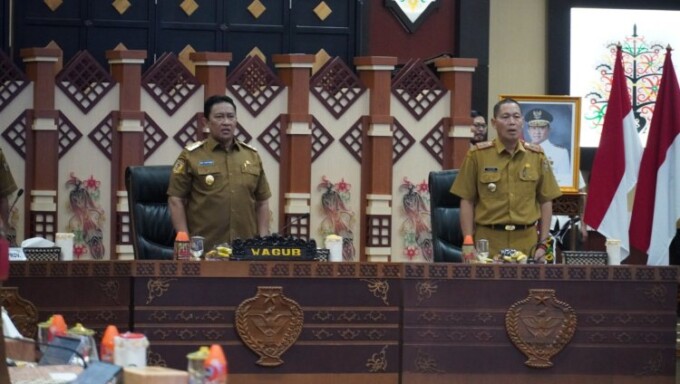 PIMPIN RAKOR: Wagub Kalteng, H Edy Pratowo saat memimpin Rakor bersama Pejabat JPT Pratama lingkup Pemprov Kalteng di aula Jayang Tingang, Kantor Gubernur, Senin (24/2).