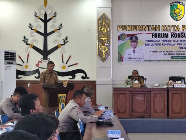 SAMBUTAN: Pj Wali Kota Palangka Raya, Akhmad Husain memberikan sambutan saat menghadiri Forum Konsultasi Publik tentang PPKS dan Layanan Pengaduan di ruang rapat Peteng Keruhei I, Selasa (11/2).